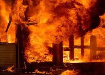 शक होने पर प्रेमिका ने प्रेमी का जलाया घर