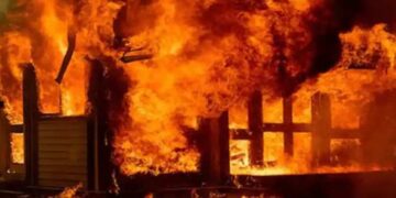 शक होने पर प्रेमिका ने प्रेमी का जलाया घर