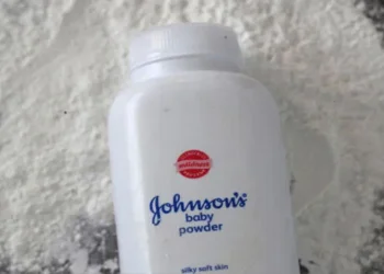 अपने रिस्क पर बनाओ बेबी पाउडर लेकिन बेच नहीं सकते, बॉम्बे HC का आदेश