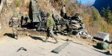 खाई में गिरा सेना का ट्रक, 16 जवानों की मौत