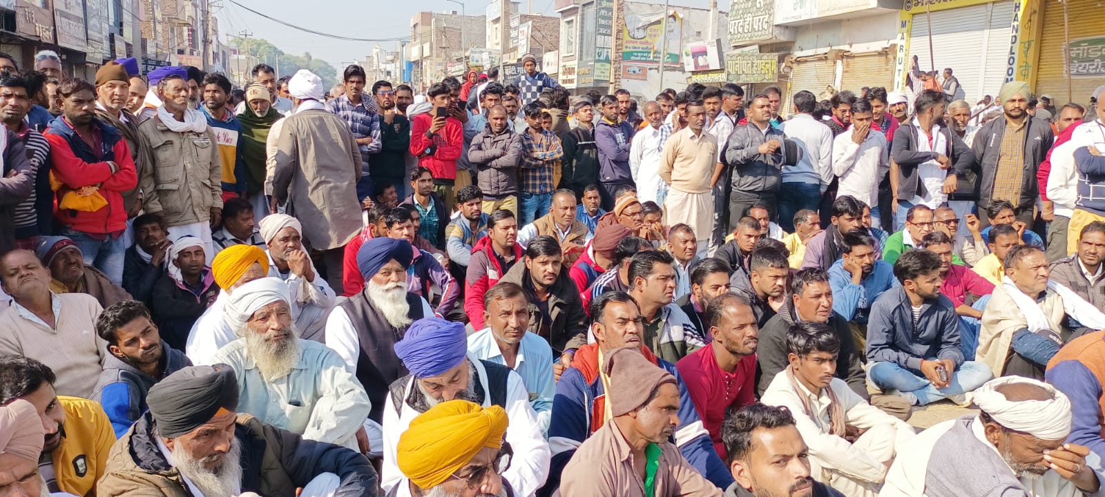 रोड़ जाम कर बैठे भुना के ग्रामीण