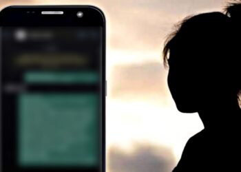 अध्यापक ने भेजे छात्राओं को अश्लील मैसेज