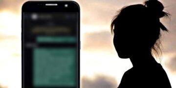 अध्यापक ने भेजे छात्राओं को अश्लील मैसेज