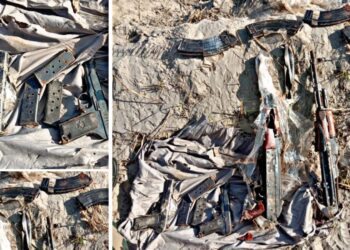 बॉर्डर पर मिले हथियार: दो AK-47, दो पिस्टल और आठ मैगजीन बरामद