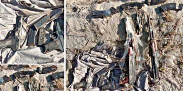 बॉर्डर पर मिले हथियार: दो AK-47, दो पिस्टल और आठ मैगजीन बरामद