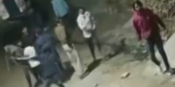 दुकानदार के घर पत्थर बरसाते युवक