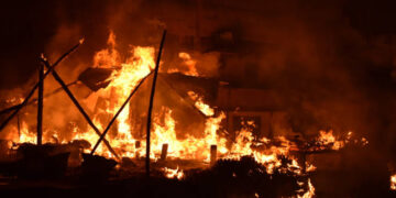 घर में लगी भीषण आग, दो बच्चों सहित 6 की दर्दनाक मौत