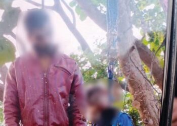 जंगली इलाके में पेड़ पर लटकी मिली लड़का-लड़की की लाश, दहशत का माहौल
