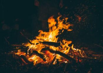 सर्दी से बचने के लिए जलाई आग, बंद कमरे में धुएं ने घोटा दम, तीन की मौत