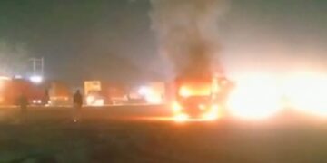 चलता ट्राला बना आग का गोला, ड्राइवर ने कूद कर बचाई अपनी जान