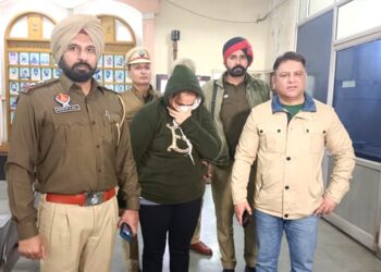 आरोपी महिला को गिरफ्तार कर ले जाते