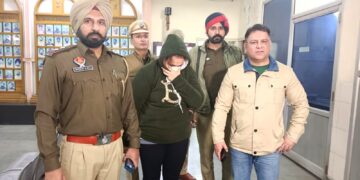 आरोपी महिला को गिरफ्तार कर ले जाते