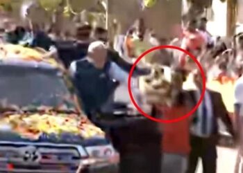 PM मोदी की सुरक्षा में चूक, सुरक्षा घेरा तोड़कर कार के नजदीक पहुंचा युवक