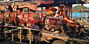 शिरडी जा रही बस और ट्रक में टक्कर, 10 श्रद्धालुओं की मौत, कई घायल