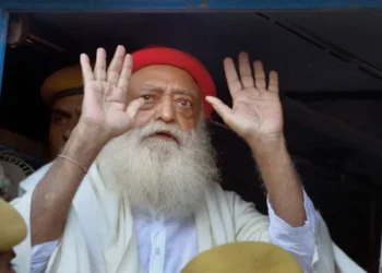 81 साल के आसाराम को रेप मामले में उम्रकैद