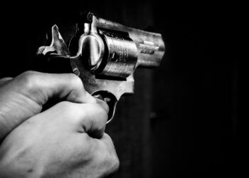 प्यार में निराशा मिलने पर युवती को मारी गोलियां