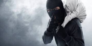 चोरी के डर से कूड़ेदान में छिपाए नगदी-गहने ले उड़े चोर