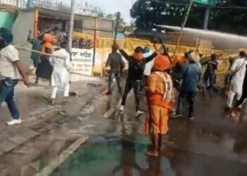 सिख कैदियों की रिहाई पर बवाल, तलवार-डंडों से पुलिस पर हमला