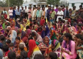 गांव में उठी विकास की मांग: ग्रामीण बोले- सरपंच ई टेंडरिंग से कराए या अपनी जेब से