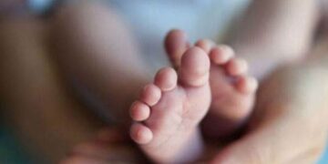 नवजात को डॉक्टरों ने बताया मृत, ढाई घंटे बाद डिब्बा खोला तो निकली जिंदा