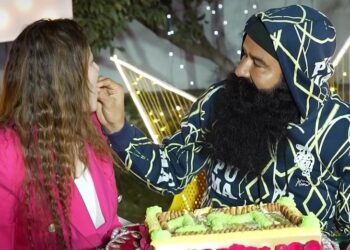 हनीप्रीत के इंस्टाग्राम पर हुए 1 मिलियन फ्लॉवर्स, राम रहीम के साथ केक काटकर मनाया जश्न