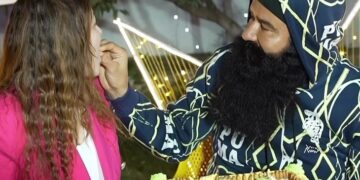 हनीप्रीत के इंस्टाग्राम पर हुए 1 मिलियन फ्लॉवर्स, राम रहीम के साथ केक काटकर मनाया जश्न