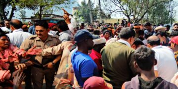 बिस्किट लेकर आ रही 7 साल की बच्ची को कार ने कुचला