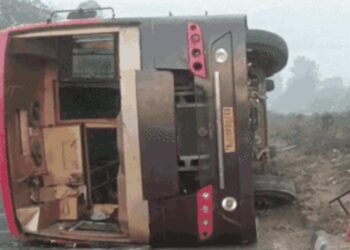 खाटू श्याम से लौट रहे श्रद्धालुओं की बस पलटी, कई घायल