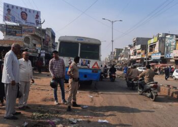 रोडवेज बस के नीचे आई छात्रा, मौत