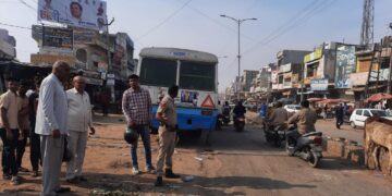 रोडवेज बस के नीचे आई छात्रा, मौत