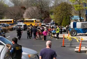 अमेरिकी स्कूल में फायरिंग, 3 स्टूडेंट्स समेत 6 की मौत
