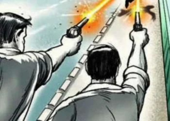 सरपंच ने पूर्व सरपंच के बेटे पर दागी गोलियां