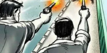 सरपंच ने पूर्व सरपंच के बेटे पर दागी गोलियां