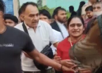 दिल्ली के साकेत कोर्ट में फायरिंग, महिला घायल