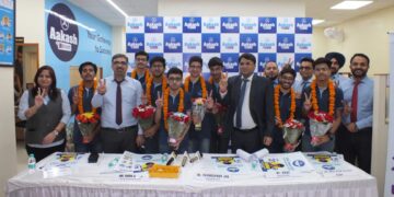 आकाश बायजूस चंडीगढ़़ से छात्र कामयक चन्ना जेईई मेन्स में बने सिटी टापर