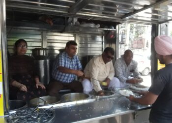 वरुण देव के सम्मान में जल-भोजन का वितरण 