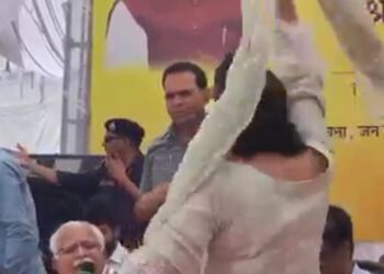 महिला सरपंच ने सीएम के पैरों में फेंका दुपट्टा !