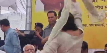 महिला सरपंच ने सीएम के पैरों में फेंका दुपट्टा !