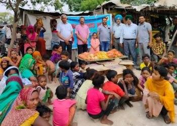 लायंस क्लब ने झुग्गीवासियों के साथ मनाया मदर्स डे