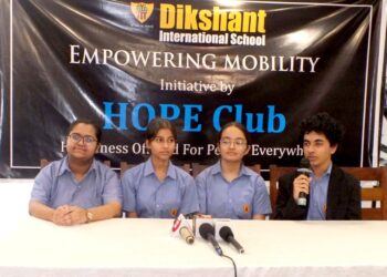 नेक पहल: होप क्लब के छात्र सदस्यों ने जरूरतमंदों को व्हीलचेयर वितरित की