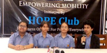 नेक पहल: होप क्लब के छात्र सदस्यों ने जरूरतमंदों को व्हीलचेयर वितरित की