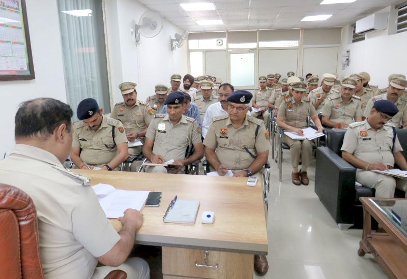 अपराधो की रोकथाम व सुरक्षा की दृष्टि को लेकर पुलिस कमीश्रर ने पुलिस अधिकारियो व थाना प्रभारियों के साथ की बैठक