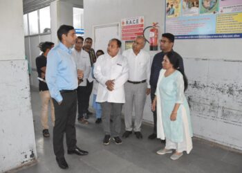 उपायुक्त अजय सिंह तोमर ने नागरिक अस्पताल का दौरा कर स्वास्थ्य सेवाओं का लिया जायजा