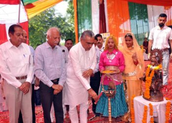 कर्तव्यपथ पर होने वाली परेड में भाग लेने वाली एनएसएस स्वयंसेविकाओं के चयन को लेकर एमएम कॉलेज फतेहाबाद में शिविर का शानदार आगाज