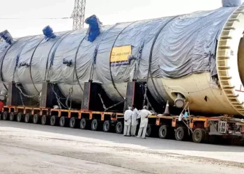 400 टायरों वाला ट्राला बना कौतूहल, रोज 7 किलोमीटर का सफर ही कर पाता