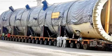 400 टायरों वाला ट्राला बना कौतूहल, रोज 7 किलोमीटर का सफर ही कर पाता