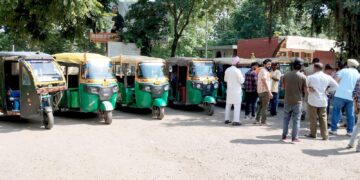 महिलाओ की सुरक्षा को लेकर पुलिस की अहम पहल, ऑटो पर लगाये स्टीकर जुड़े डॉयल 112 के साथ