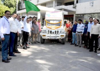 जिला निर्वाचन अधिकारी एवं उपायुक्त सुशील सारवान ने मतदाता जागरूकता वाहन को किया झंडी दिखाकर रवाना