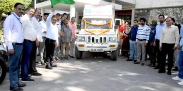 जिला निर्वाचन अधिकारी एवं उपायुक्त सुशील सारवान ने मतदाता जागरूकता वाहन को किया झंडी दिखाकर रवाना