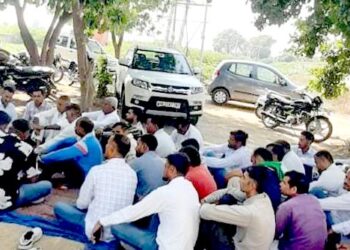 राजनैतिक दबाव में लाइनमैन के गलत निलंबन का बिजली कर्मचारियों ने किया विरोध